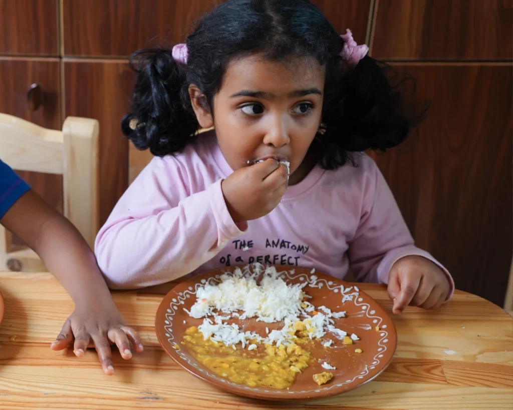 kid eating in thraya