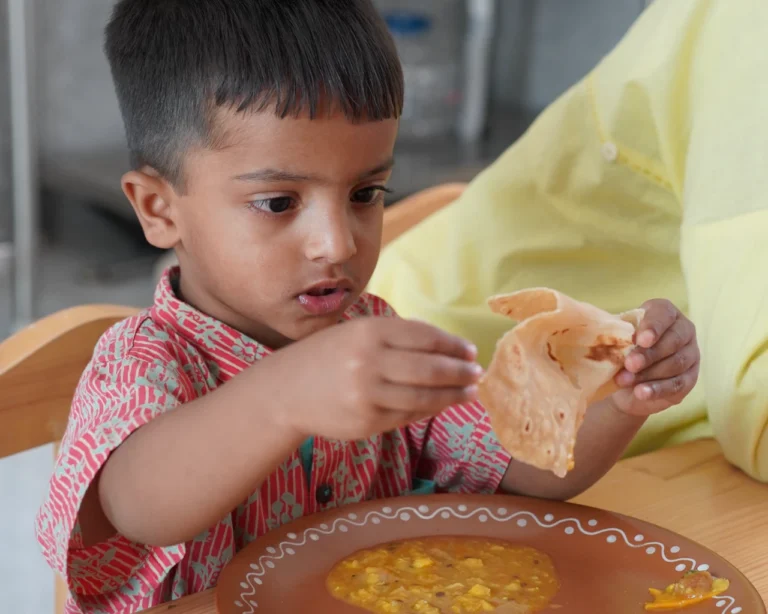 kid eating meals in thraya school
