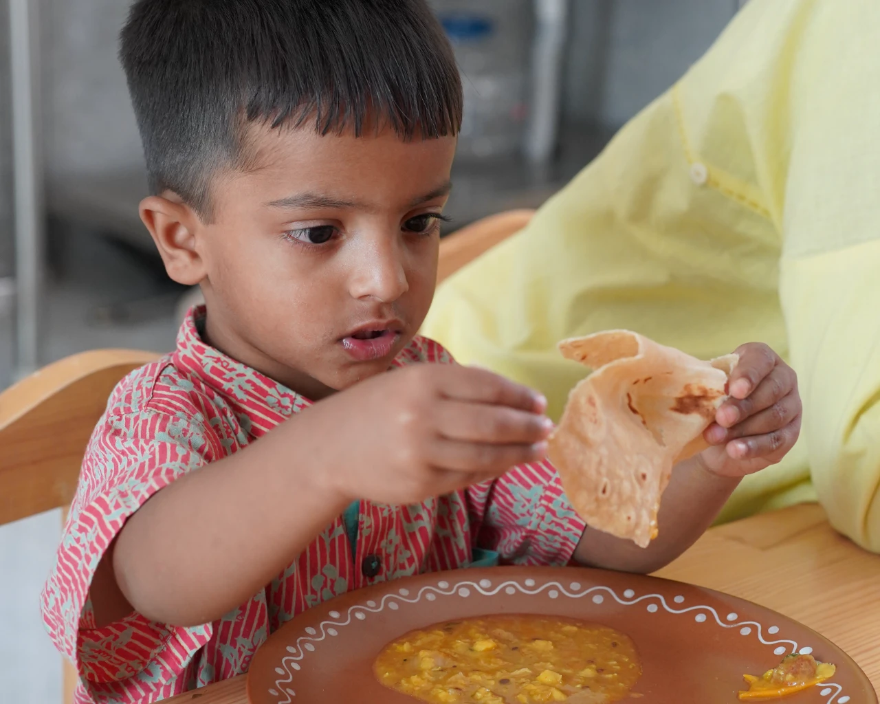 kid eating meals in thraya school