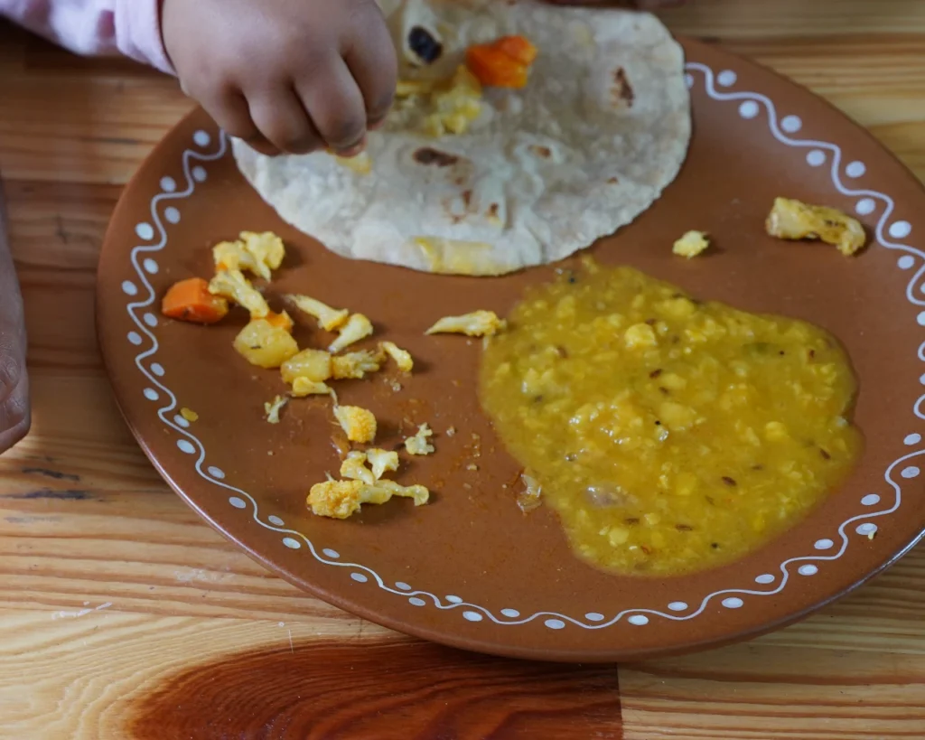 kids eating in school